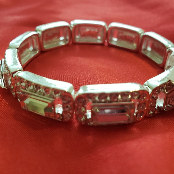 🎁SOLD💟NWT SILVER COLOR BRACELET - Picture 4 of 6